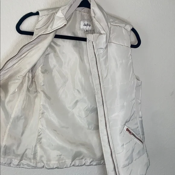 🎱Buckle day trip cream puffer vest! - Picture 7 of 8